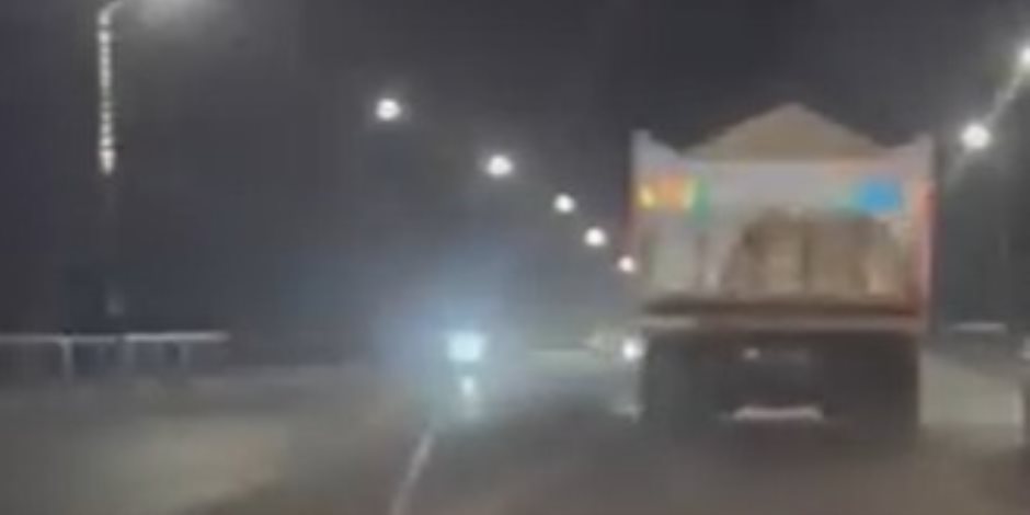 ضبط قائد سيارة نقل "بدون لوحات معدنية" محملة بالرمال أعلى كوبرى بلبيس ضبط قائد سيارة نقل "بدون لوحات معدنية" محملة بالرمال أعلى كوبرى بلبيس