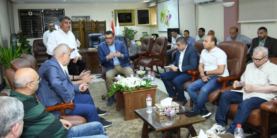 وزير الإسكان يعقد اجتماعا بمقر جهاز "مدينة السادات" لمتابعة سير العمل بمختلف القطاعات بالمدينة وزير الإسكان يعقد اجتماعا بمقر جهاز "مدينة السادات" لمتابعة سير العمل بمختلف القطاعات بالمدينة