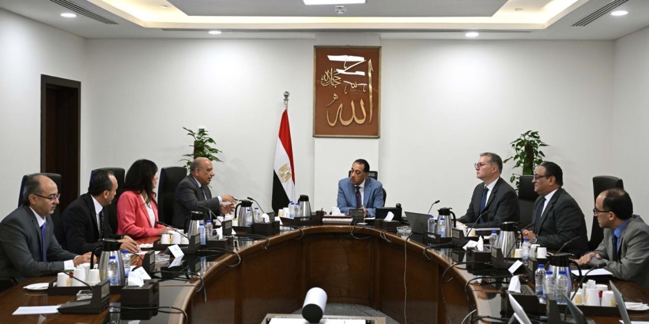 رئيس الوزراء يتابع عددا من الملفات مع وزيري الكهرباء والبترول رئيس الوزراء يتابع عددا من الملفات مع وزيري الكهرباء والبترول