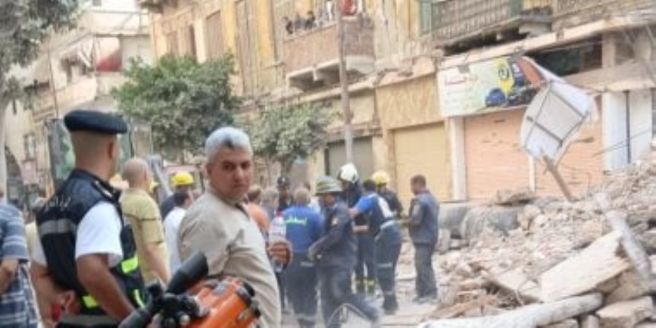 منذ قليل .. استخراج جثة مسن من أسفل عقار العطارين المنهار بالإسكندرية.