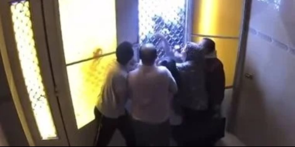 بعد انتشار فيديو الضرب .. ماذا قالت الطبيبة ووالدتها وشقيقتها المعتدي عليهن في المنصورة من مستأجرين داخل العقار 