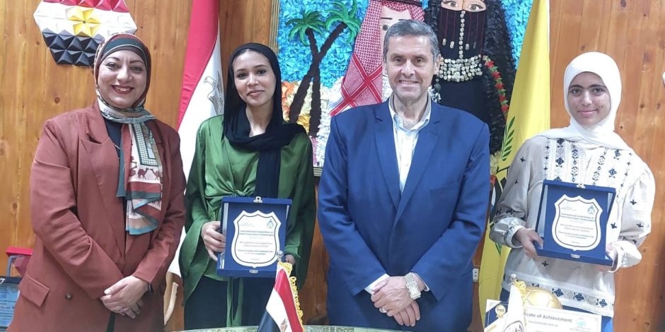 وكيل تعليم شمال سيناء يستقبل الطالبتين "منه وجودي" بعد مشاركتهما في المسابقة الدولية بجامعة الريادة (صور) وكيل تعليم شمال سيناء يستقبل الطالبتين "منه وجودي" بعد مشاركتهما في المسابقة الدولية بجامعة الريادة (صور)