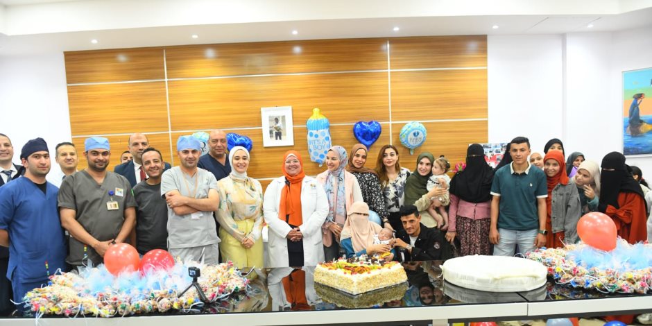 مستشفى الناس تحتفل بـ«سبوع» الطفل يحيي بعد ولادته بمعجزة إلهية.. الأطباء أنقذوا الأم من حروق خطيرة