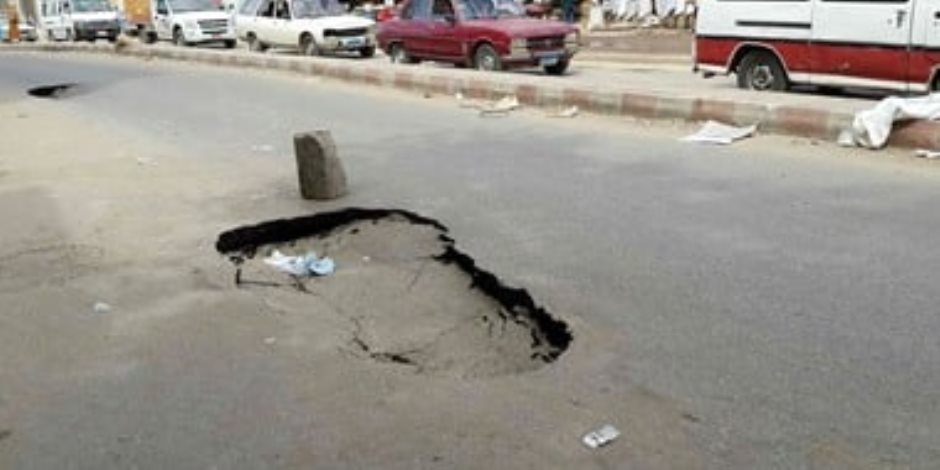 مياه القاهرة تواصل إصلاح خط رئيسي تسبب فى هبوط أرضى بمحور الاوتوستراد