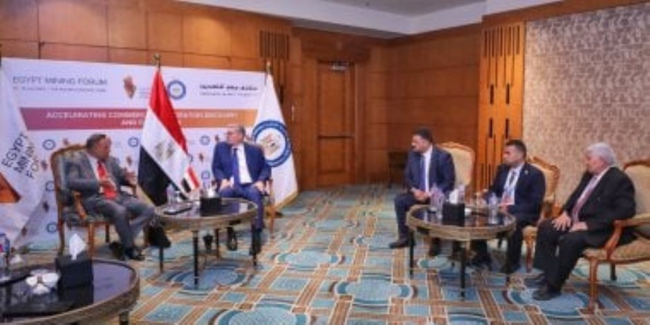وزير البترول يستقبل رئيس شركة مناجم النوبة العاملة فى مجال التنقيب وإنتاج الذهب وزير البترول يستقبل رئيس شركة مناجم النوبة العاملة فى مجال التنقيب وإنتاج الذهب