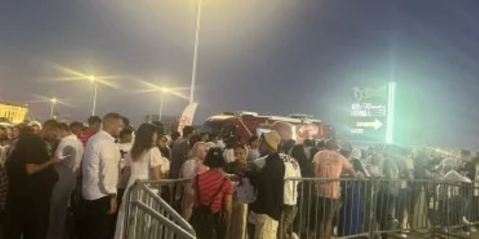 تزاحم الجمهور على بوابات الدخول قبل حفل أنغام بمهرجان العلمين (صور)