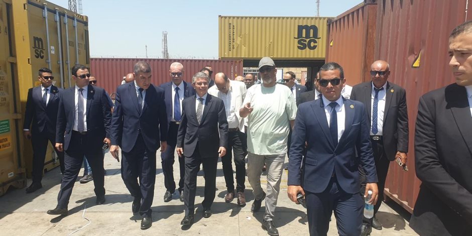 رئيس مصلحة الجمارك في جولة ميدانية بميناء بورسعيد: نعمل على تحسين الأداء الجمركي لتقليل زمن وتكلفة الإفراج 