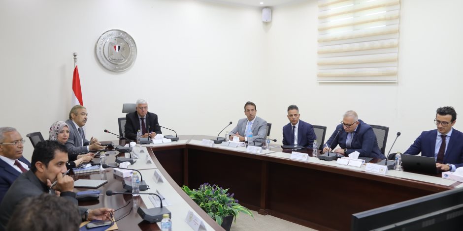 وزير التعليم العالي يعقد اجتماعًا مع ممثلي مؤسسة كلاريفيت لتعزيز التعاون المشترك