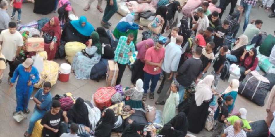 بدء توافد السودانيين على محطة مصر لاستقلال القطار المتجه لأسوان (صور) بدء توافد السودانيين على محطة مصر لاستقلال القطار المتجه لأسوان (صور)