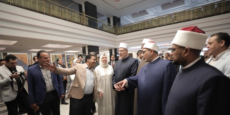 قيادات الأزهر يفتتحون المعرض الفني الرابع للمسابقة العالمية للوافدين "مواهب وقدرات" قيادات الأزهر يفتتحون المعرض الفني الرابع للمسابقة العالمية للوافدين "مواهب وقدرات"