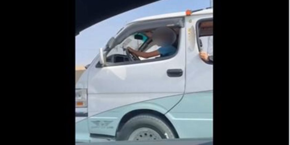 ضبط سائق سمح لطفل بقيادة سيارة ميكروباص بالجيزة ضبط سائق سمح لطفل بقيادة سيارة ميكروباص بالجيزة