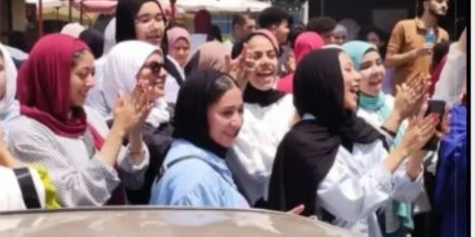والدة الطالب الثانى على الجمهورية: "كنت واثقة فيه وسايباه يذاكر بطريقته" والدة الطالب الثانى على الجمهورية: "كنت واثقة فيه وسايباه يذاكر بطريقته"