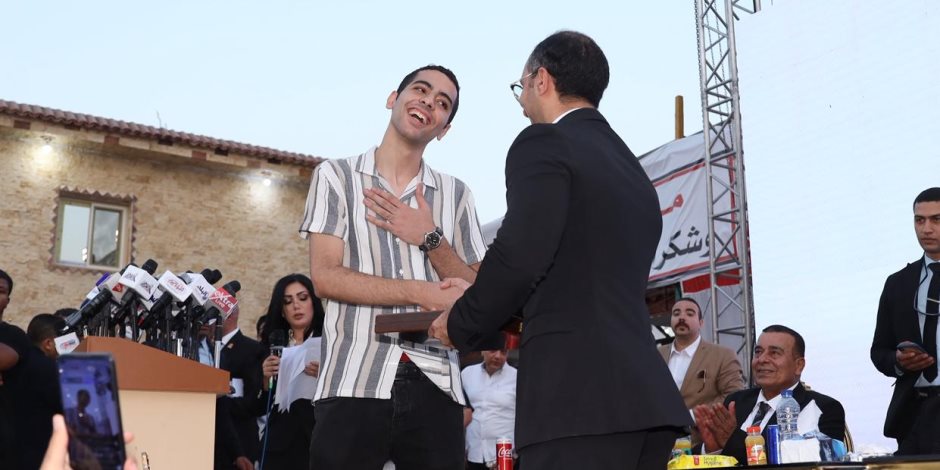 حزب الجبهة الوطنية يكرّم طالب من أوائل الثانوية العامة بمؤتمر الجيزة ضمن مبادرة دعم المتفوقين حزب الجبهة الوطنية يكرّم طالب من أوائل الثانوية العامة بمؤتمر الجيزة ضمن مبادرة دعم المتفوقين
