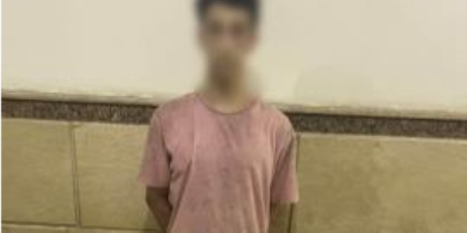 الأمن يضبط صاحب صفحة تروج لبيع الأسلحة البيضاء بالإسماعيلية الأمن يضبط صاحب صفحة تروج لبيع الأسلحة البيضاء بالإسماعيلية