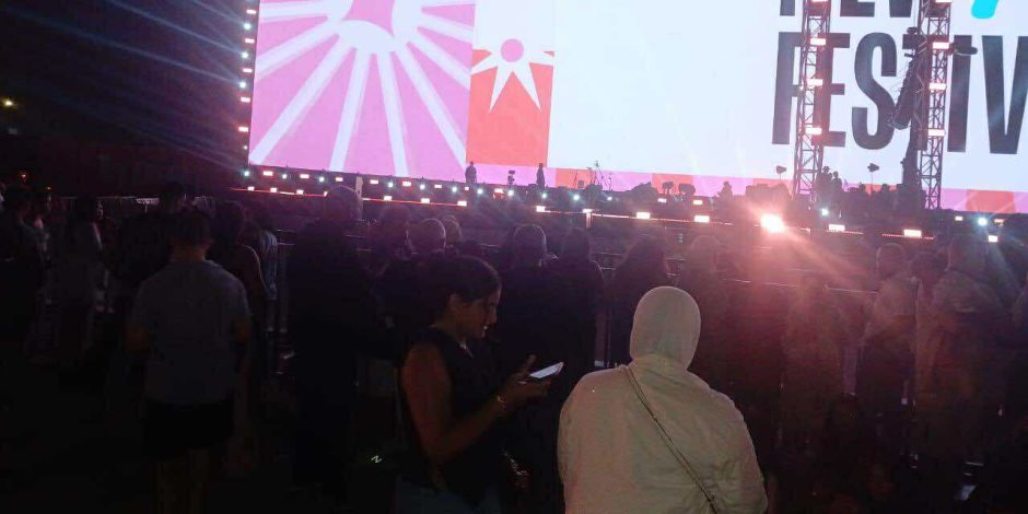 كامل العدد.. لا مكان لقدم في حفل تامر حسني بمهرجان العلمين 2025