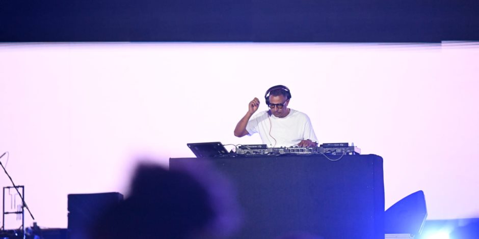 ال dj تامر يحي يشعل أولى فقرات حفل تامر حسني بمهرجان العلمين الجديدة