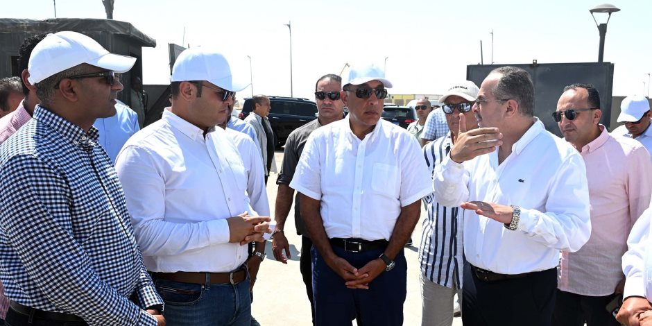 رئيس الوزراء يتفقد محطة التجارب البحثية لتحلية مياه البحر بمدينة العلمين الجديدة