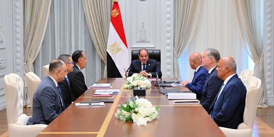 الرئيس السيسي يشدد على أهمية مشروعات البتروكيماوت والصناعات التعدينية وتوفير احتياجات السوق المحلية والتصدير الرئيس السيسي يشدد على أهمية مشروعات البتروكيماوت والصناعات التعدينية وتوفير احتياجات السوق المحلية والتصدير