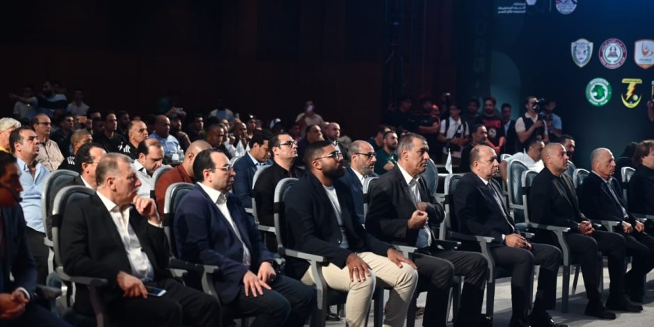 ممثل "لاجاليتكس" الألمانية يناقش الضوابط مع ممثلي الأندية أثناء سحب قرعة الدوري ممثل "لاجاليتكس" الألمانية يناقش الضوابط مع ممثلي الأندية أثناء سحب قرعة الدوري