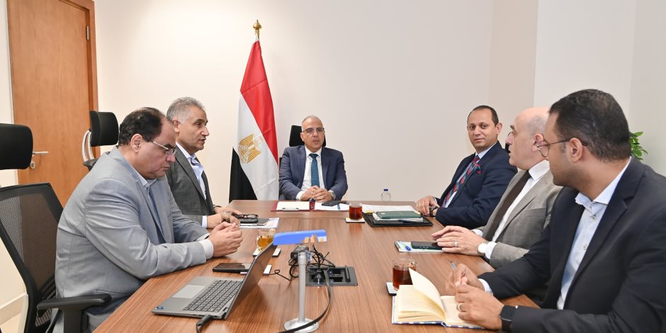 وزير الري يتابع أعمال إزالة الحشائش وورد النيل والتعديات على مجرى النهر وزير الري يتابع أعمال إزالة الحشائش وورد النيل والتعديات على مجرى النهر