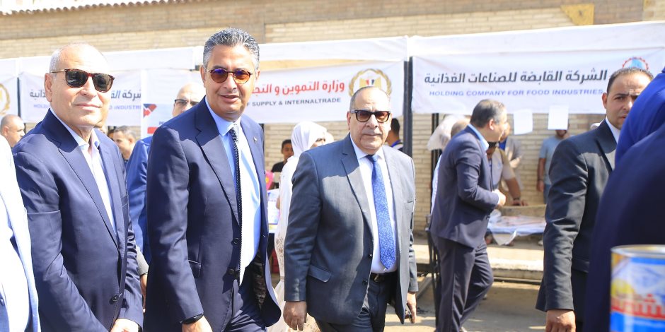 وزير التموين ومحافظ القاهرة يفتتحان سوق “اليوم الواحد” بمنطقة الجمالية وزير التموين ومحافظ القاهرة يفتتحان سوق “اليوم الواحد” بمنطقة الجمالية