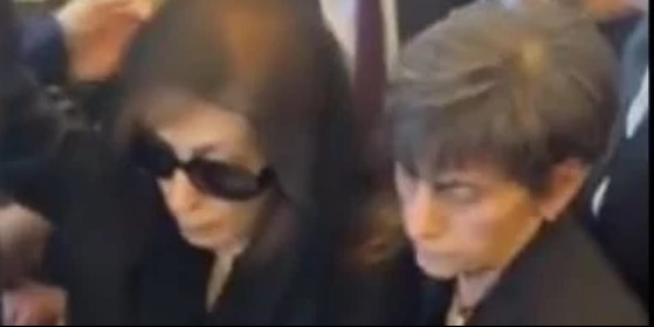 لحظات صادمة لـ فيروز قبل إلقاء نظرة الوداع على جثمان زياد الرحبانى.. فيديو