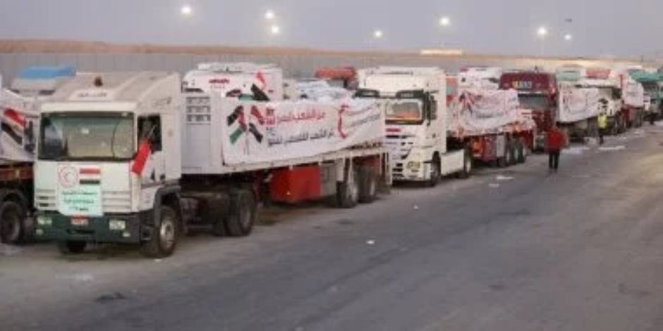 شاحنات المساعدات تتحرك من مصر نحو معبر كرم أبو سالم لدخول قطاع غزة شاحنات المساعدات تتحرك من مصر نحو معبر كرم أبو سالم لدخول قطاع غزة