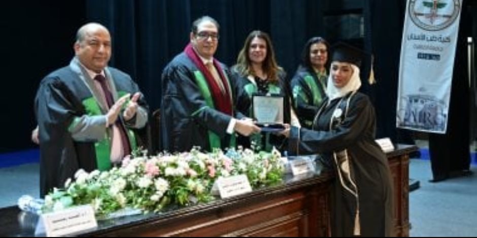 رئيس جامعة القاهرة يشهد تخريج الدفعة 97 من الطلاب الوافدين بكلية طب الأسنان