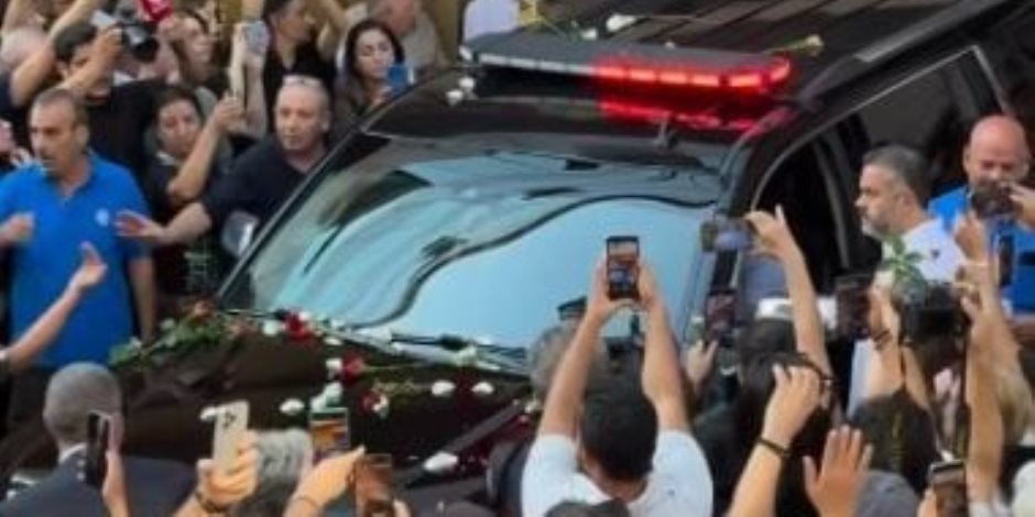 بالزغاريد والورود.. محبو زياد الرحباني يواكبون خروج جثمانه