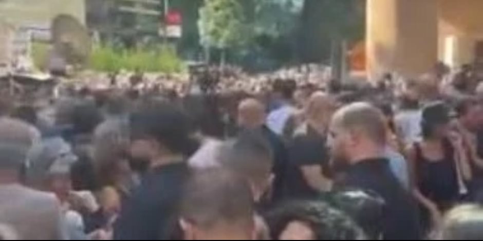 تجمهر الآلاف من محبى زياد الرحبانى أمام المستشفى لتوديعه بالورود .. صور