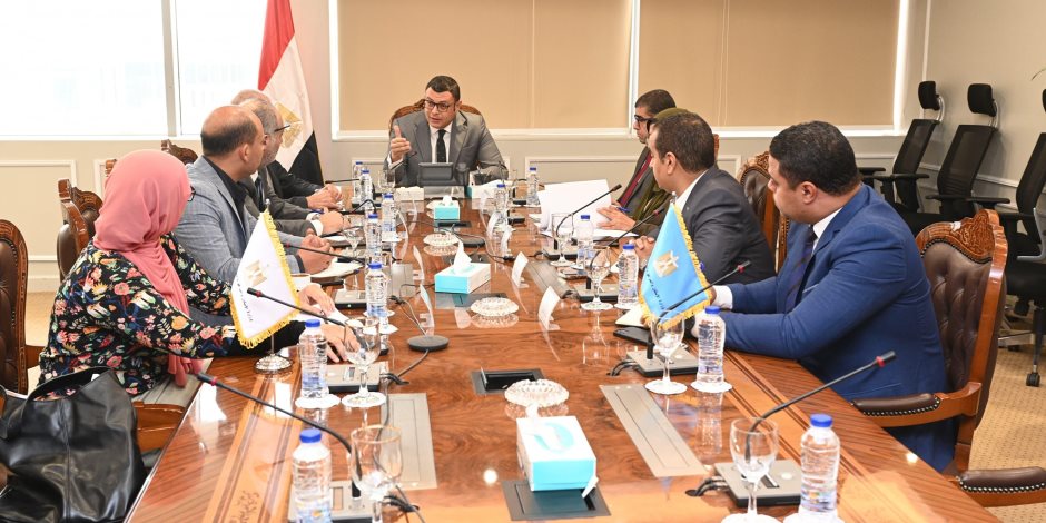وزير الإسكان يتابع مشروع المماشى السياحية بمدينة الشيخ زايد وزير الإسكان يتابع مشروع المماشى السياحية بمدينة الشيخ زايد