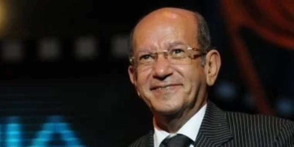 حالته حرجة بالعناية المركزة .. لطفي لبيب يفقد الوعى بسبب نزيف بالحنجرة أدى لالتهاب رئوى حاد