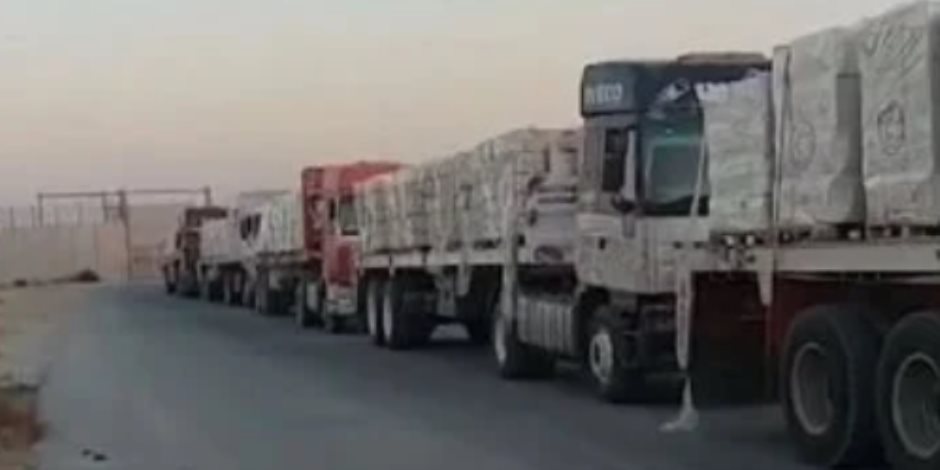مراسل "إكسترا نيوز": الفوج الخامس من شاحنات المساعدات يفرغ حمولته بالجانب الفلسطيني مراسل "إكسترا نيوز": الفوج الخامس من شاحنات المساعدات يفرغ حمولته بالجانب الفلسطيني