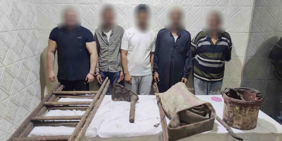 ضبط 5 أشخاص بالقاهرة لقيامهم بالتنقيب غير المشروع عن الآثار ضبط 5 أشخاص بالقاهرة لقيامهم بالتنقيب غير المشروع عن الآثار