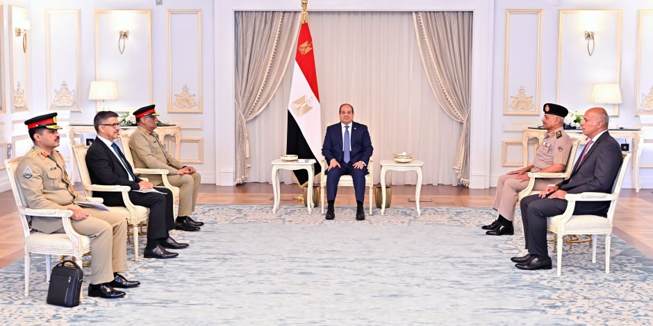 الرئيس السيسى يبحث مع رئيس هيئة الأركان الباكستانى تعزيز التعاون العسكرى
