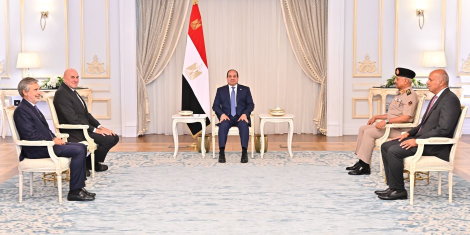 الرئيس السيسى يستقبل وزير دفاع إيطاليا ويؤكد أهمية تعزيز زخم علاقات القاهرة بروما الرئيس السيسى يستقبل وزير دفاع إيطاليا ويؤكد أهمية تعزيز زخم علاقات القاهرة بروما