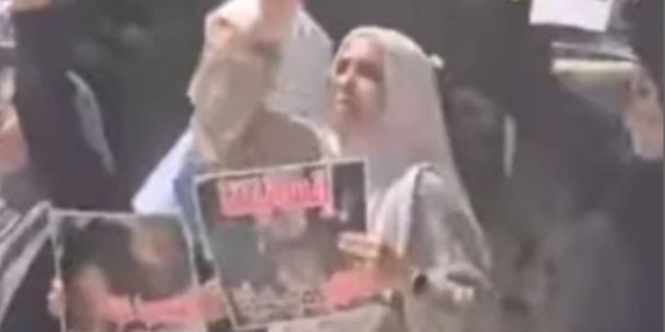 بأعلام إسرائيل.. مظاهرات الإخوان مستمرة أمام سفارة مصر فى تل أبيب (فيديو)