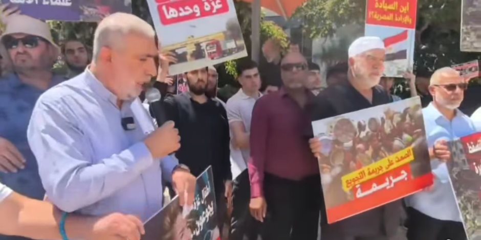 إخوان خائنون.. يتظاهرون أمام سفارة مصر في تل أبيب ويتجاهلون قتلة الفلسطينيين وأمريكا التي أمدتهم بالسلاح
