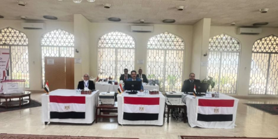 توافد المصريون بالكويت على مقر السفارة للتصويت فى انتخابات الشيوخ توافد المصريون بالكويت على مقر السفارة للتصويت فى انتخابات الشيوخ
