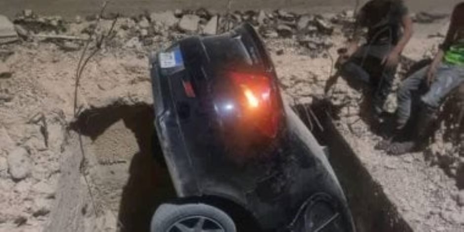 تفاصيل سقوط سيارة داخل حفرة ضخمة بحدائق أكتوبر