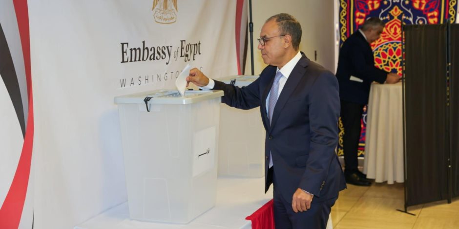 وزير الخارجية أول من يدلى بصوته فى انتخابات الشيوخ من مقر السفارة المصرية بواشنطن "صور" وزير الخارجية أول من يدلى بصوته فى انتخابات الشيوخ من مقر السفارة المصرية بواشنطن "صور"