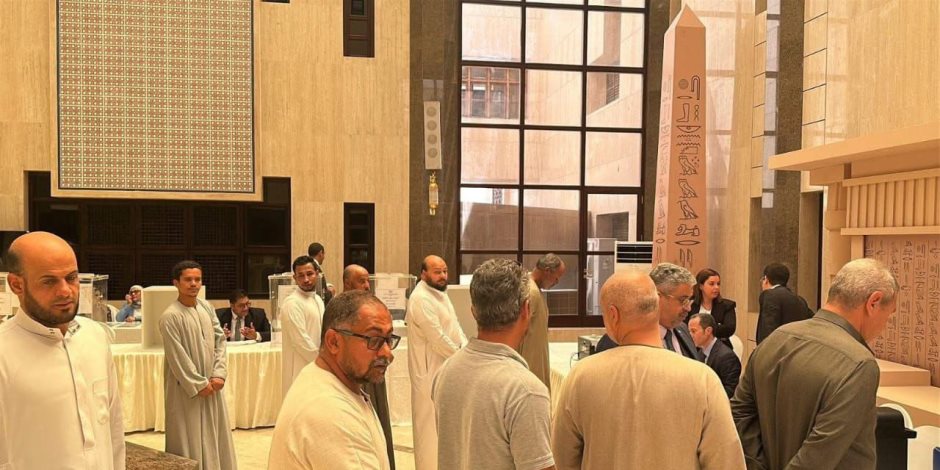 توافد المصريين بالسعودية على قنصلية جدة للتصويت فى انتخابات الشيوخ.. صور