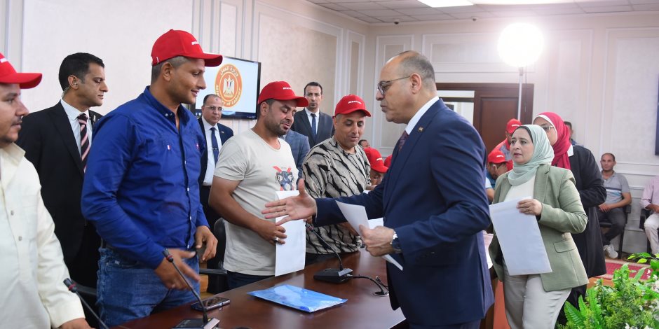 وزير العمل يُسلم عقود عمل جديدة لكوادر مصرية اجتازوا الاختبارات للعمل بشركة مقاولات في "البوسنة والهرسك" وزير العمل يُسلم عقود عمل جديدة لكوادر مصرية اجتازوا الاختبارات للعمل بشركة مقاولات في "البوسنة والهرسك"