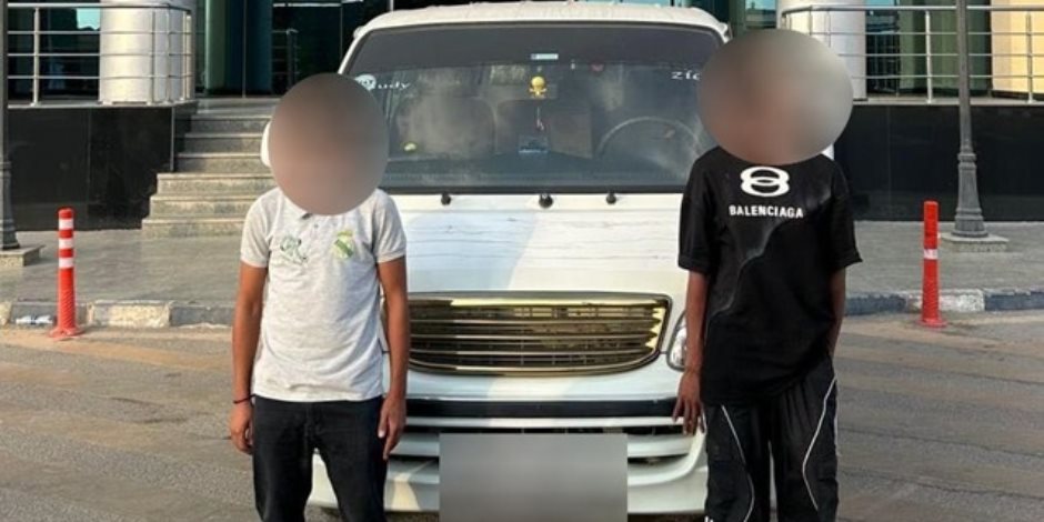 ضبط قائد "ميكروباص" وآخر أثناء تعاطى الحشيش داخل السيارة بالجيزة ضبط قائد "ميكروباص" وآخر أثناء تعاطى الحشيش داخل السيارة بالجيزة