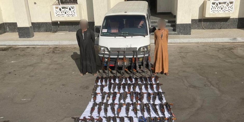 ضبط 105 قطعة سلاح بحوزة عنصرين جنائيين شديدى الخطورة بالمنطقة الجنوبية ضبط 105 قطعة سلاح بحوزة عنصرين جنائيين شديدى الخطورة بالمنطقة الجنوبية