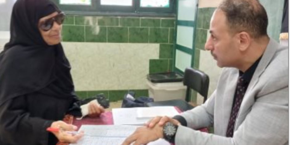 قاضى يساعد ناخبة مسنّة على الإدلاء بصوتها فى انتخابات الشيوخ بالشرقية قاضى يساعد ناخبة مسنّة على الإدلاء بصوتها فى انتخابات الشيوخ بالشرقية