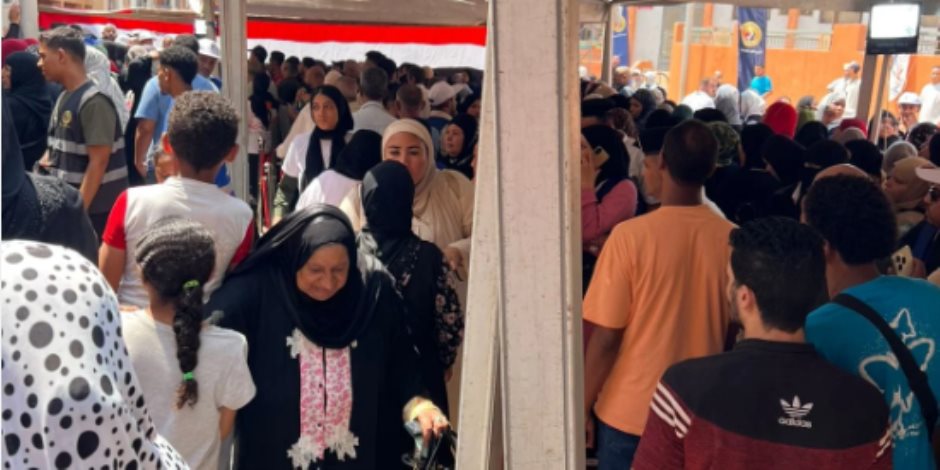 للمشاركة بأول يوم في انتخابات الشيوخ.. طابور من الشباب أمام لجنة تحيا مصر بالأسمرات (صور)