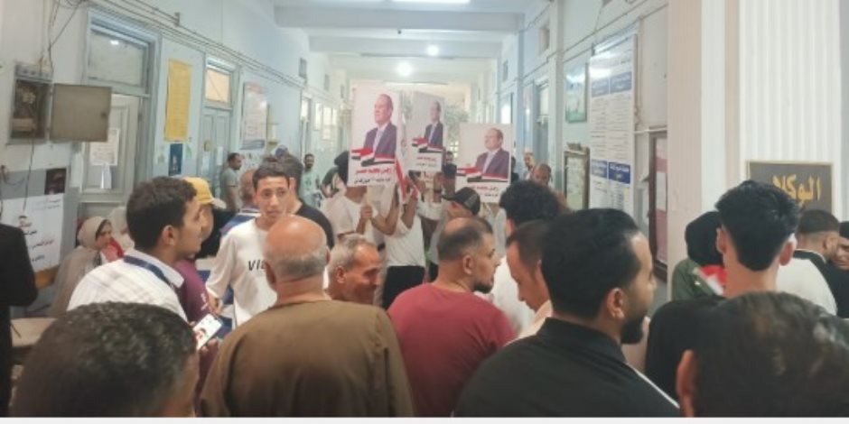 رجل بحجم مصر.. ناخبون بالمنوفية يتوافدون على اللجان حاملين صور الرئيس السيسي رجل بحجم مصر.. ناخبون بالمنوفية يتوافدون على اللجان حاملين صور الرئيس السيسي