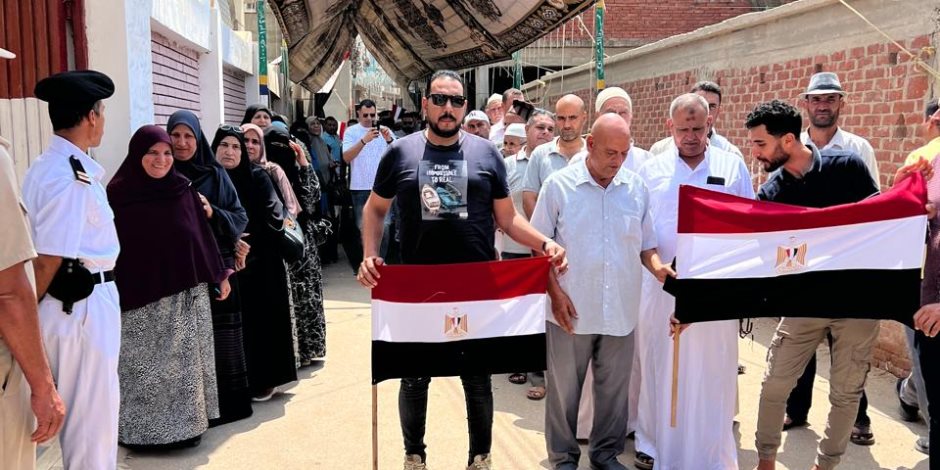 الشباب والسيدات بأعلام مصر.. زحام جماهيرى أمام اللجان فى انتخابات الشيوخ بالدقهلية الشباب والسيدات بأعلام مصر.. زحام جماهيرى أمام اللجان فى انتخابات الشيوخ بالدقهلية