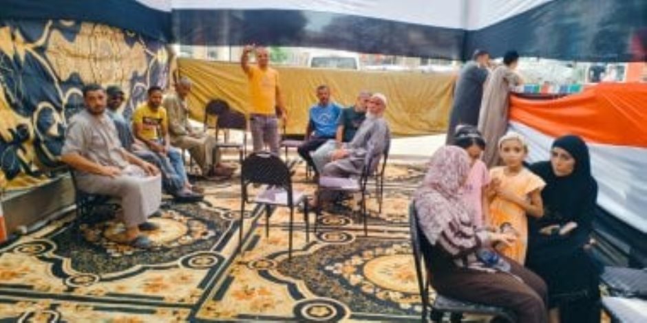 إقبال الناخبين على لجان الزرقا بدمياط للإدلاء بأصواتهم فى انتخابات الشيوخ إقبال الناخبين على لجان الزرقا بدمياط للإدلاء بأصواتهم فى انتخابات الشيوخ